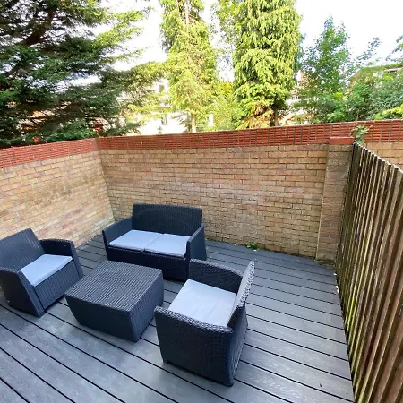Stunning 2 Bedroom Flat In Town-3